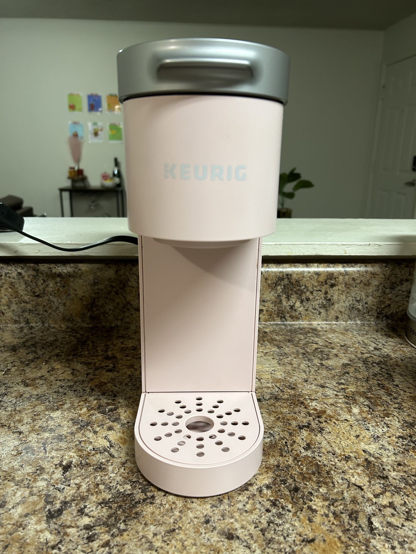 Single pod KEURIG Coffee maker Pink