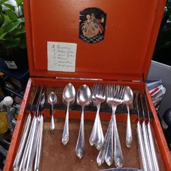 VINTAGE SILVERWARE SET BY WM ROGERS