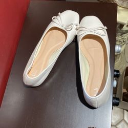WHITE BALLET FLATS SIZE 7.5