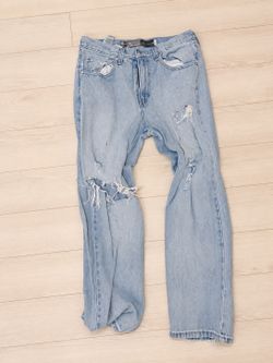 Ripped Levi’s Jeans Silverman