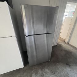 Top freezer Refrigerator Used Great Condition 