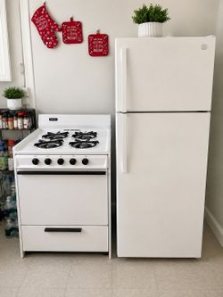 APARTMENT SIZE FRIDGE & STOVE