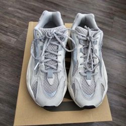 Yeezy 700 V2 Static Size 8