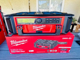 Milwaukee M18 Lithium-Ion Cordless PACKOUT Radio/Speaker with Built-In Charger