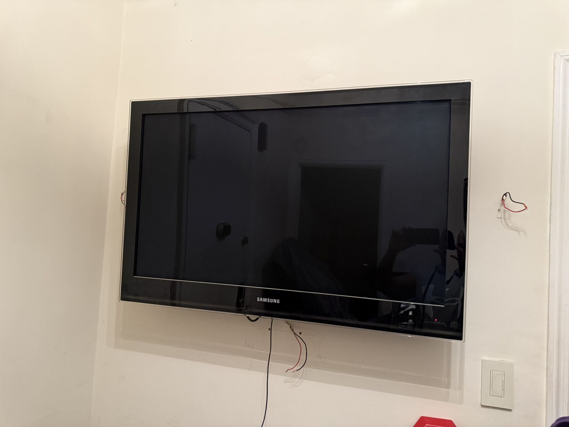 40” Samsung Television On Motorized Mount (Not Smart TV)