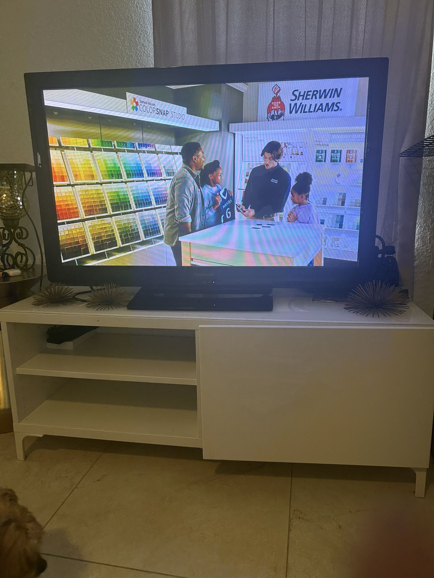 TV Y Mesita Blanca