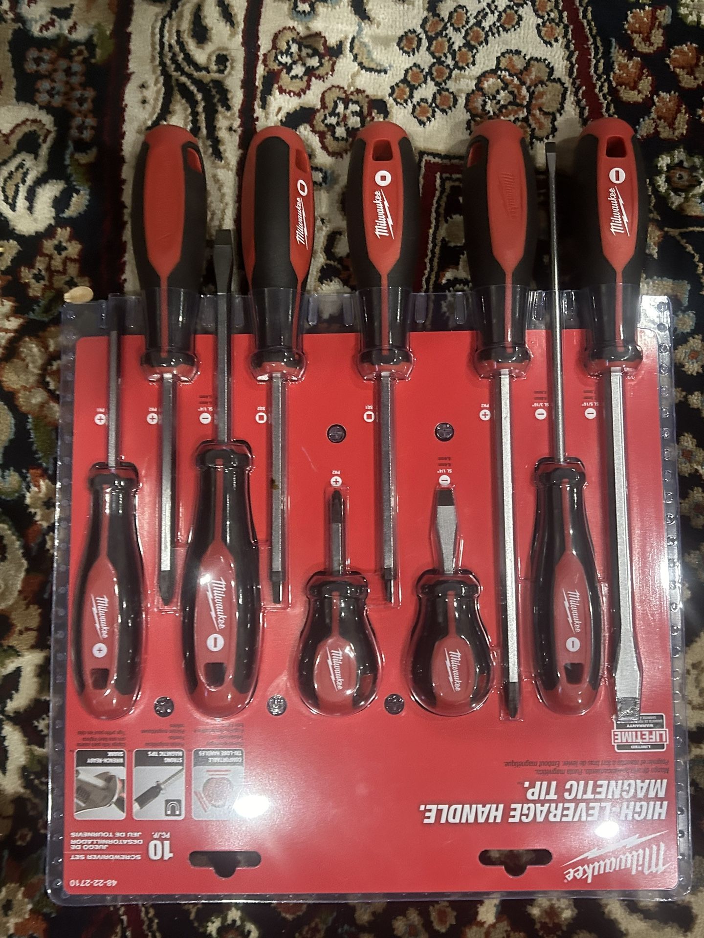 Milwaukee Screwdriver Set + 2 Tape Measures
