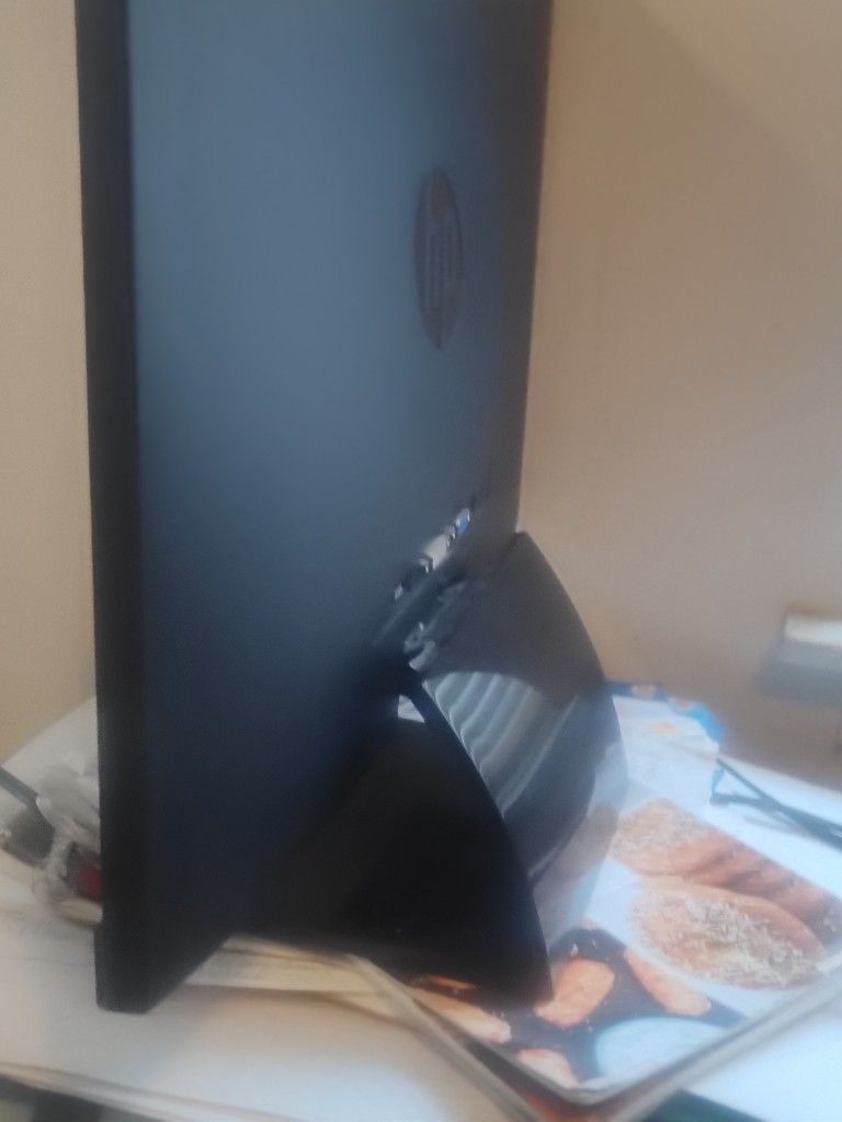 Computer Accessories Bundle: Alienware Gaming Keyboard/ HP 22 bw Led Monitor
