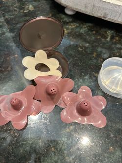 Le Lolo breast feeding shields