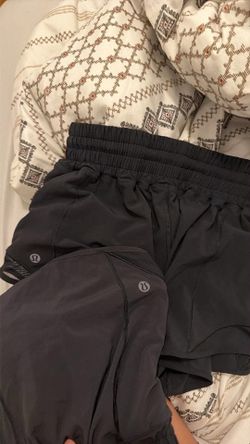Lululemon Size 4 Hotty Hot Shorts 2.5”