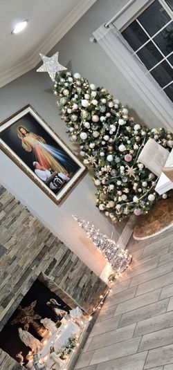 Christmas tree with lights includes/Cash Only
