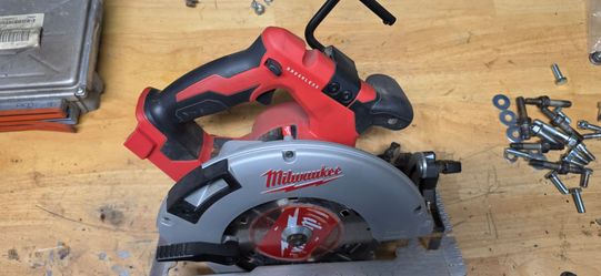 Milwaukee M18 brushless circular saw