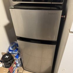 Insignia™' - 4.5 Cu. Ft. Mini Fridge with Top Freezer