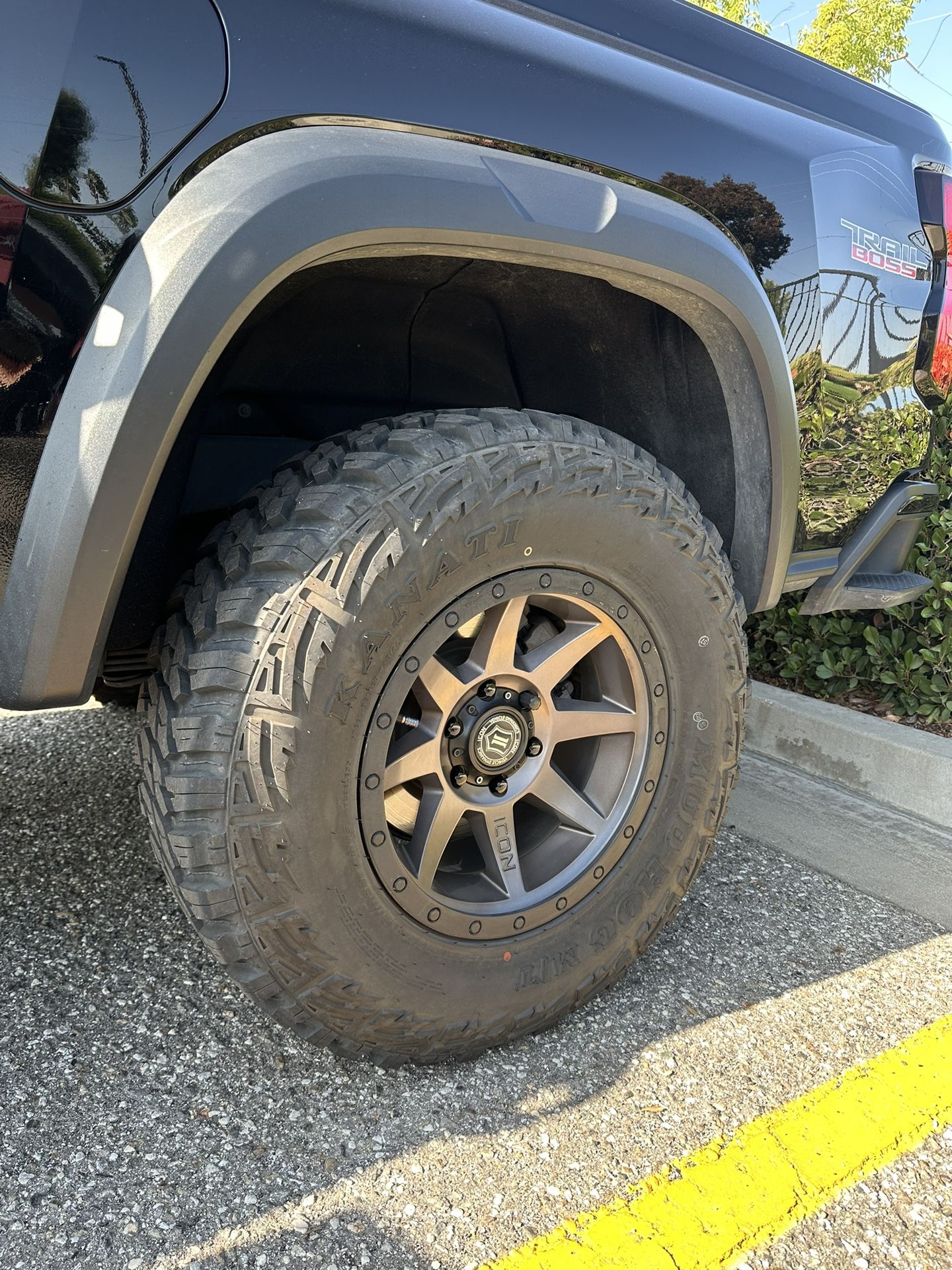 Kanati Mud Hog Tires 295/70R17