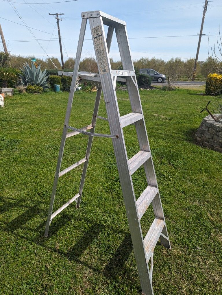 Sturdy 6ft Aluminum Step Ladder – Werner SAF-T-MASTER Model 356, 200 lb Capacity