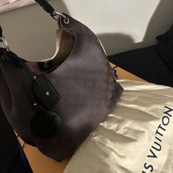LOUIS VUITTON CARMEL MAHINA HOBO NWT