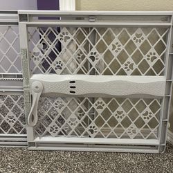 Expandable gate