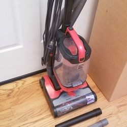 NEW cond  KENMORE VACUUM WITH COMPLETE ATTACHMENTS  , AMAZING POWER SUCTION  , WORKS EXCELLENT  , IN THE BOX 