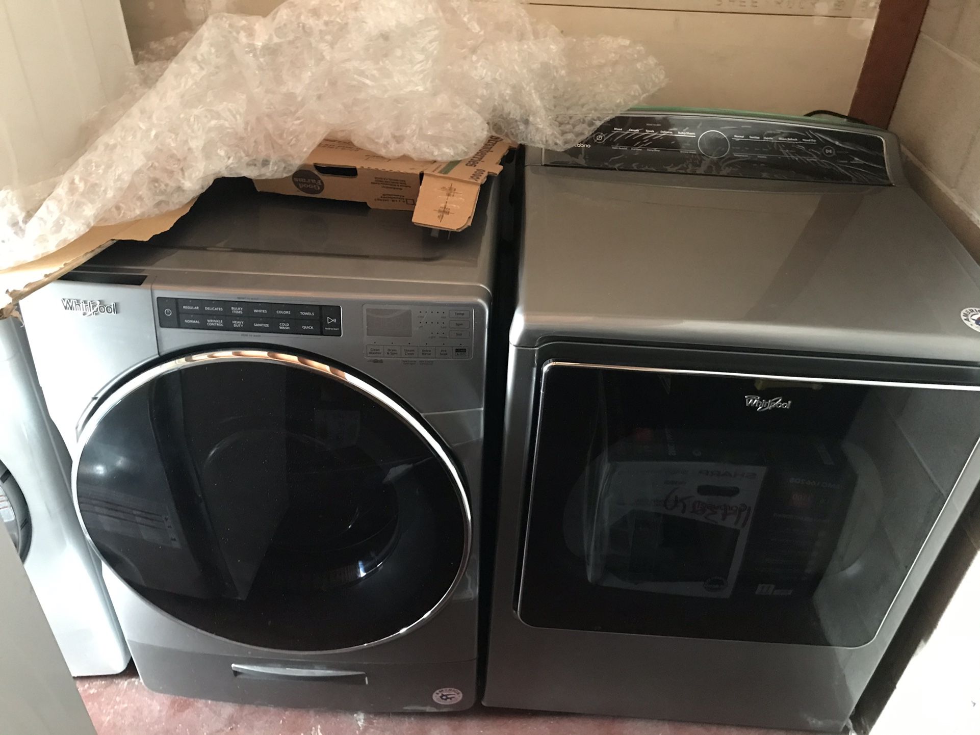 New 4,5 Cu Ft Whirlpool Washer And 8,8 Cu Ft Gas Dryer