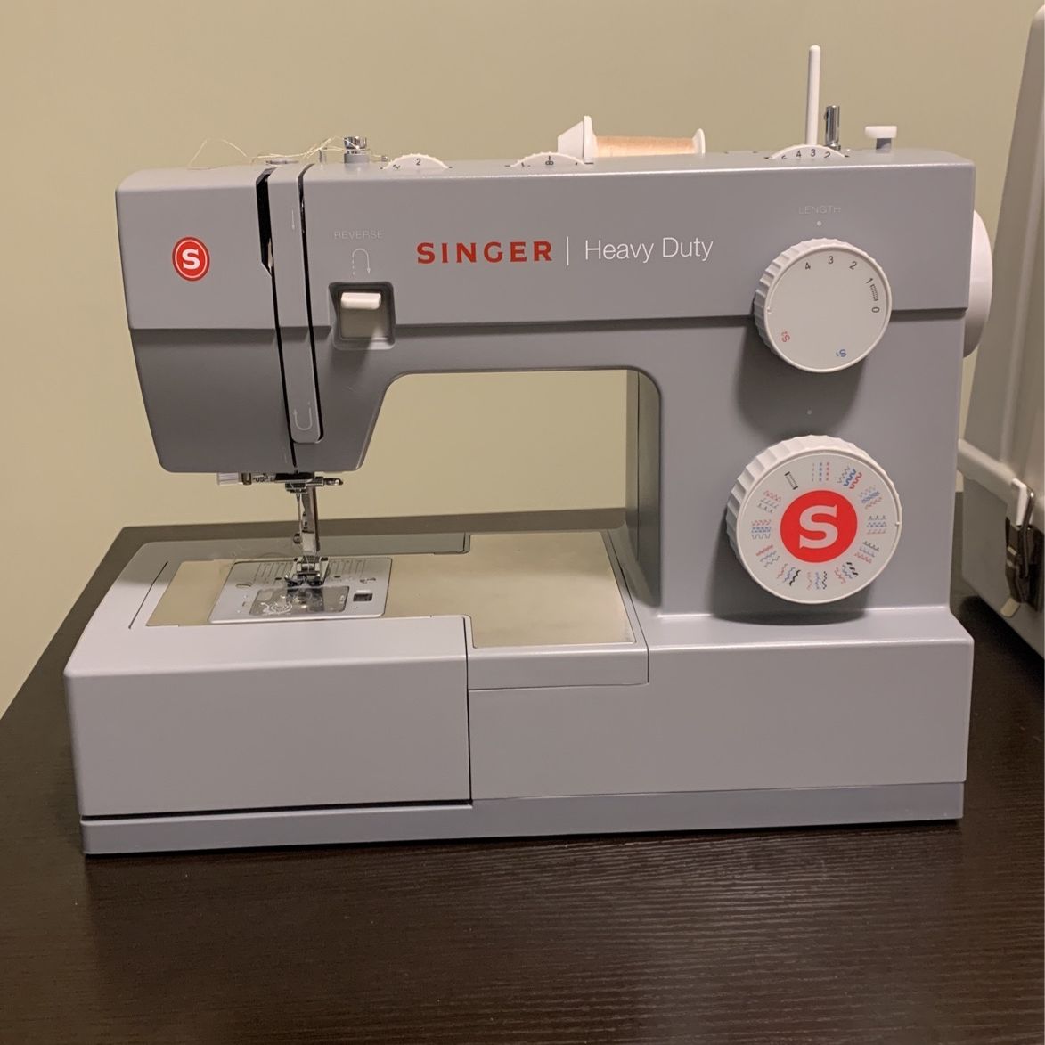 Singer Heavy duty Sewing Machine With Case