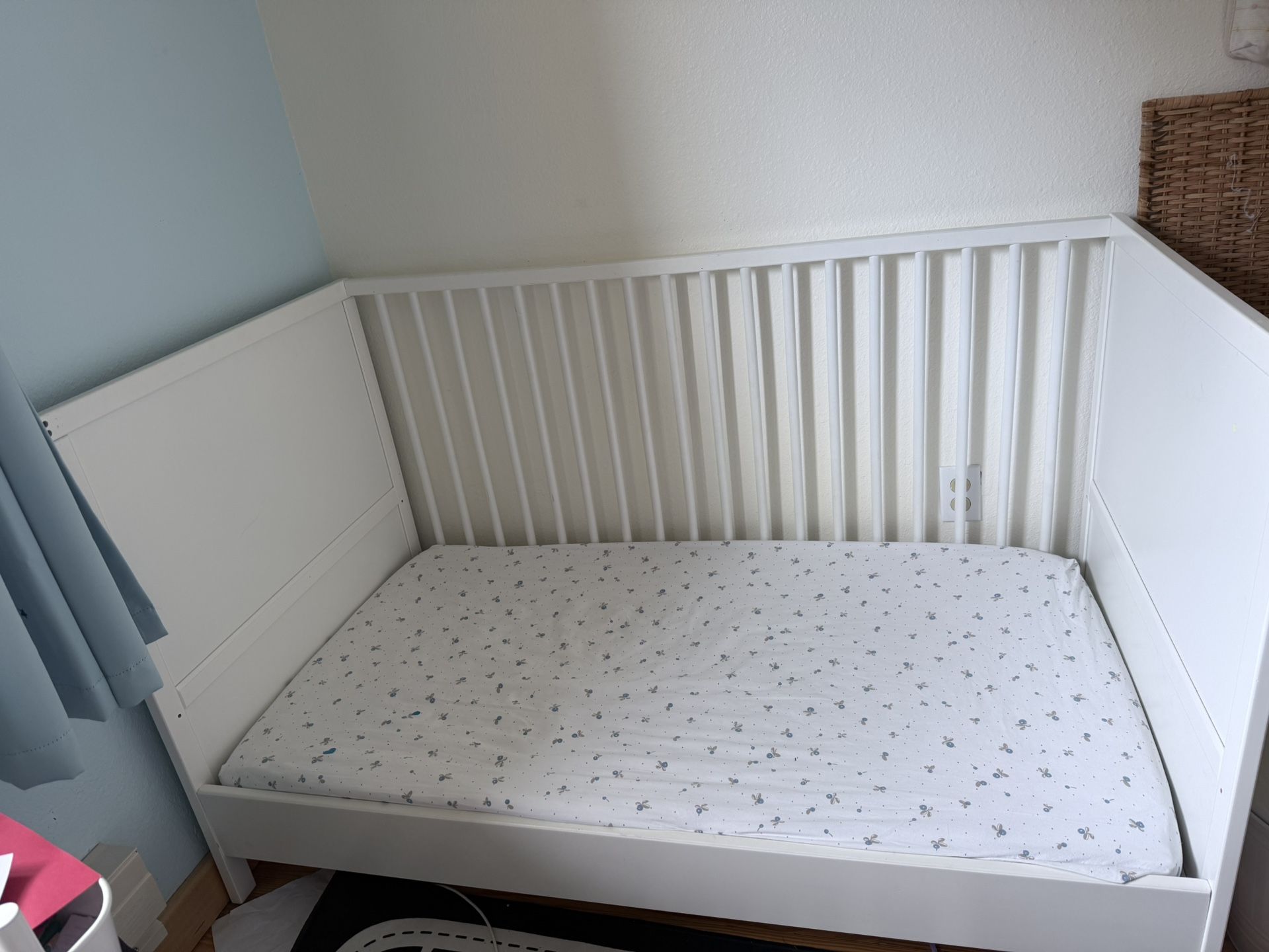 Crib / Toddler Bed