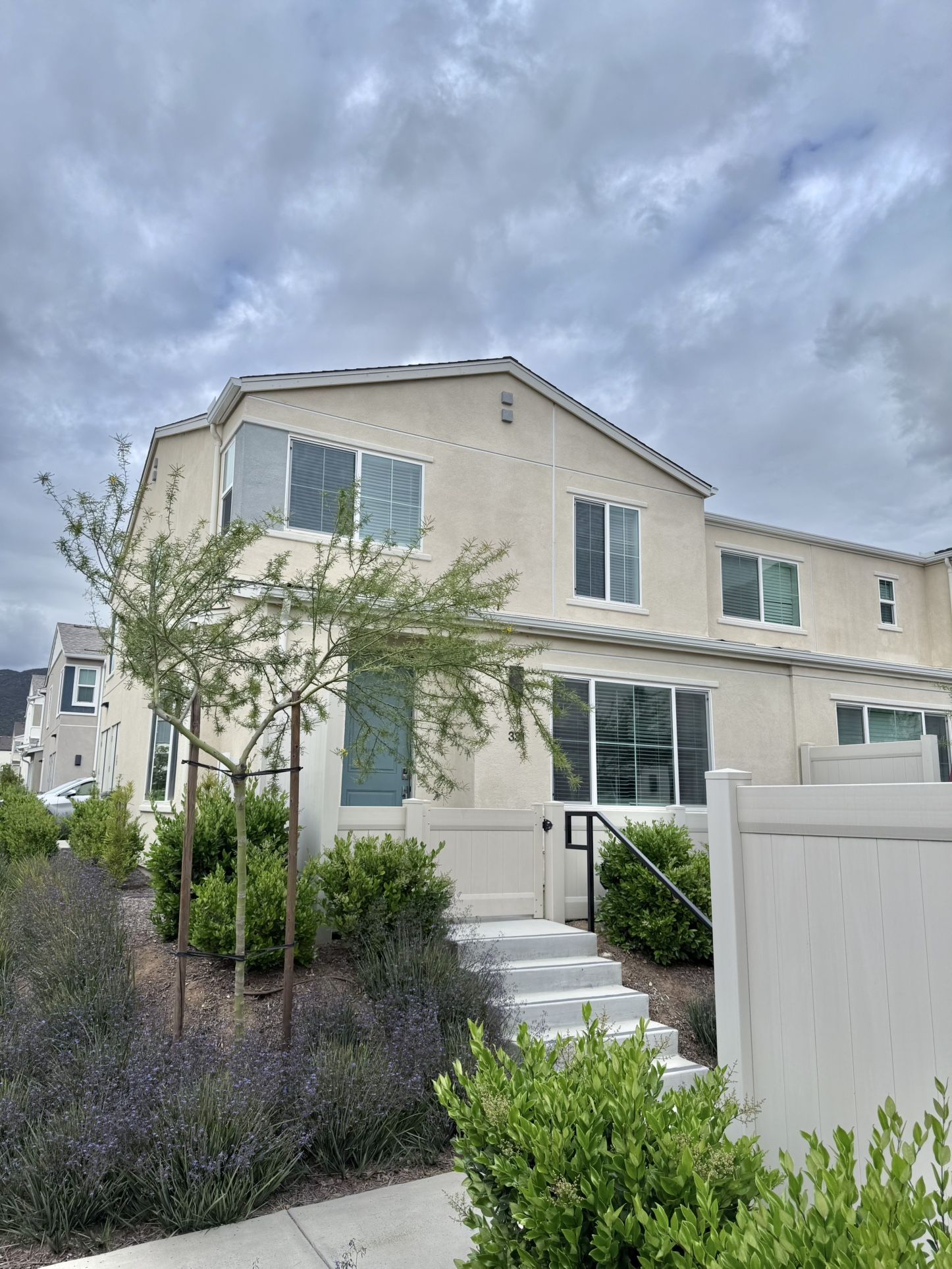 3 Bedroom 2..5 Bath + Loft Town House In Fallbrook