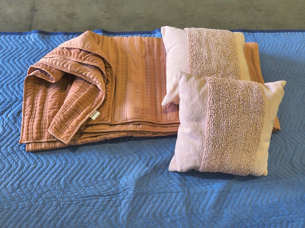 Comforter with 2 pillows