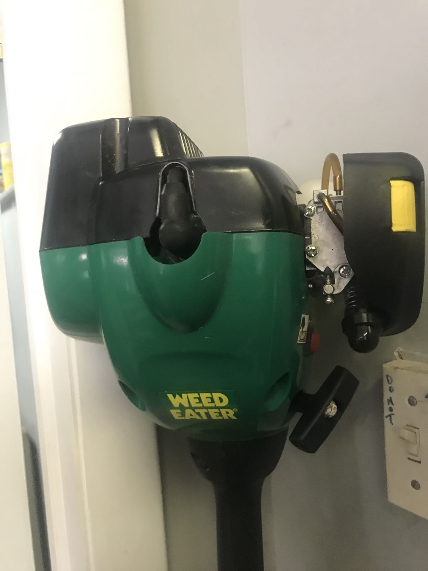 Weed eater 25cc 2 cycle 16in straight shaft has trimmer W25SFK for