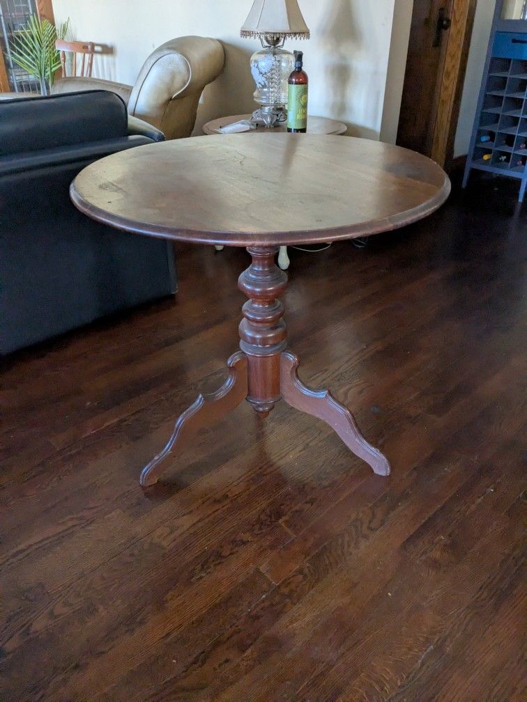 Beautiful Antique Tilt Top Table