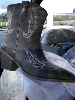 New woman boots size 8 $20