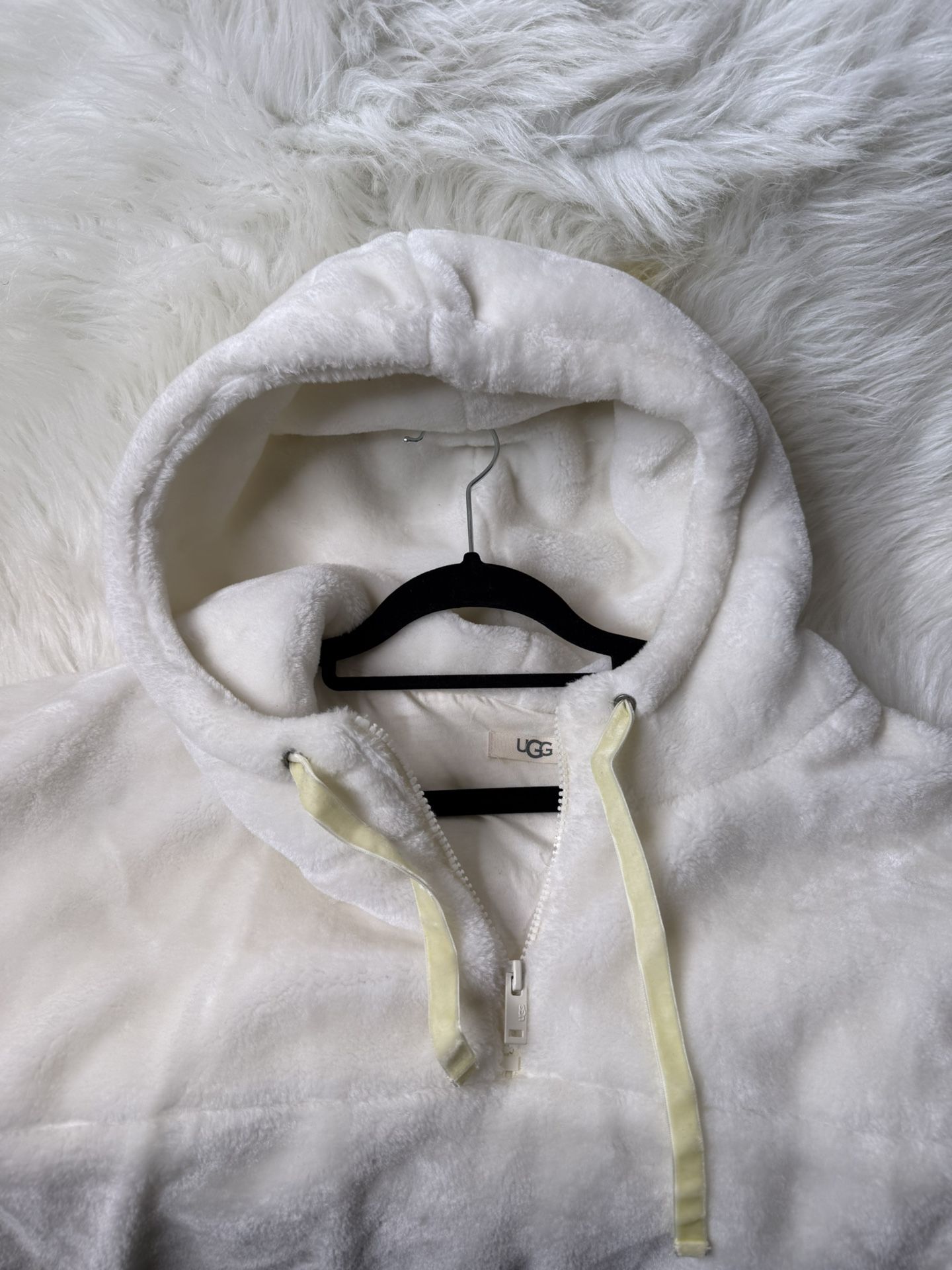 UGG Blush White Fleece Pullover Sweater Size Medium