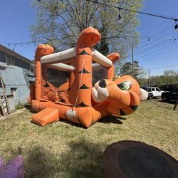 (Bounce House) (Brincolín) (Inflatable)