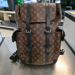 Louis Vuitton backpack (‼️ASK FOR KASSY‼️)