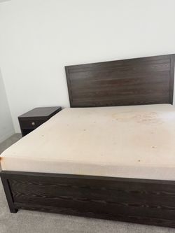 Kind size mattress with bed frame