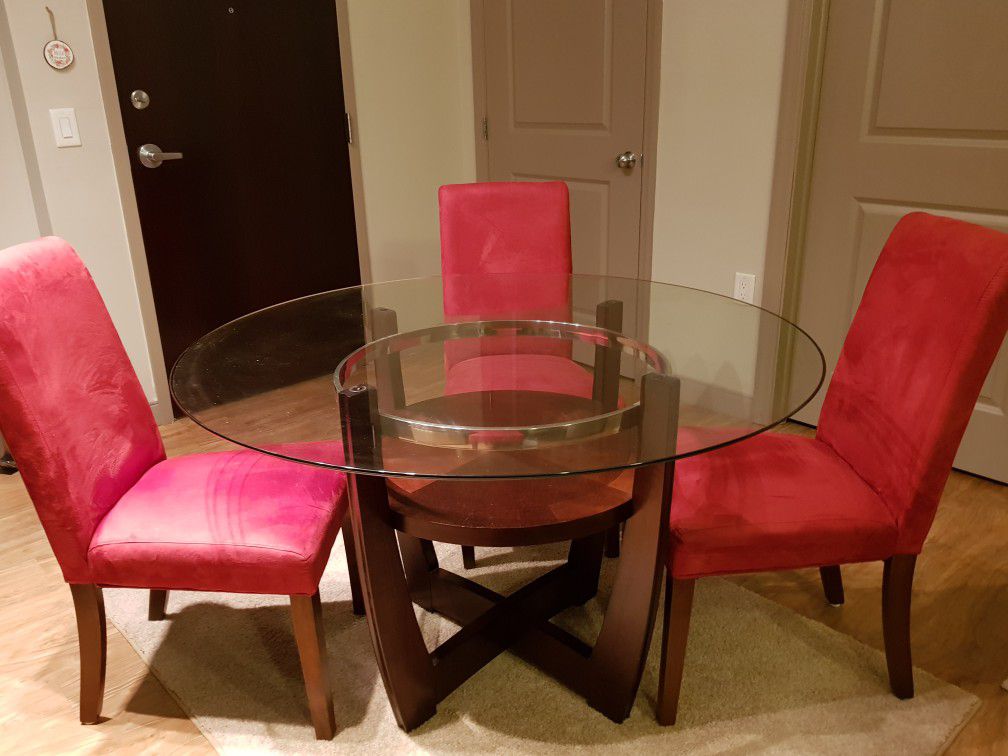 Dining table like new and 4 chairs