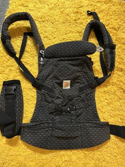 Ergo Baby Adapt- Geo Black Pattern 