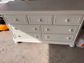 White Cottage / Coastal Style Dresser with Beadboard Details & Bun Feet – 7 Drawers