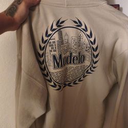 Modelo Hoodie 