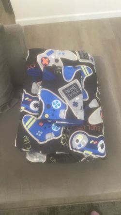 Twin comforter and 1 pillow sham