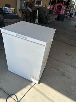 Midea Chest Freezer White