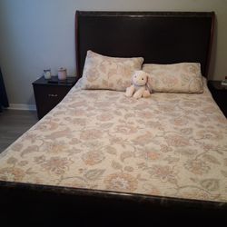Bedroom Set for Sale – Queen Size (Good Condition)