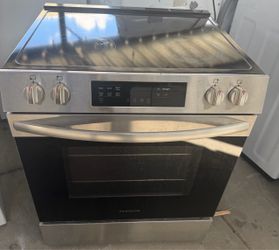 Frigidaire~ 🔊🔊✨Amazing Stainless Steel Electric Range In excellent condition