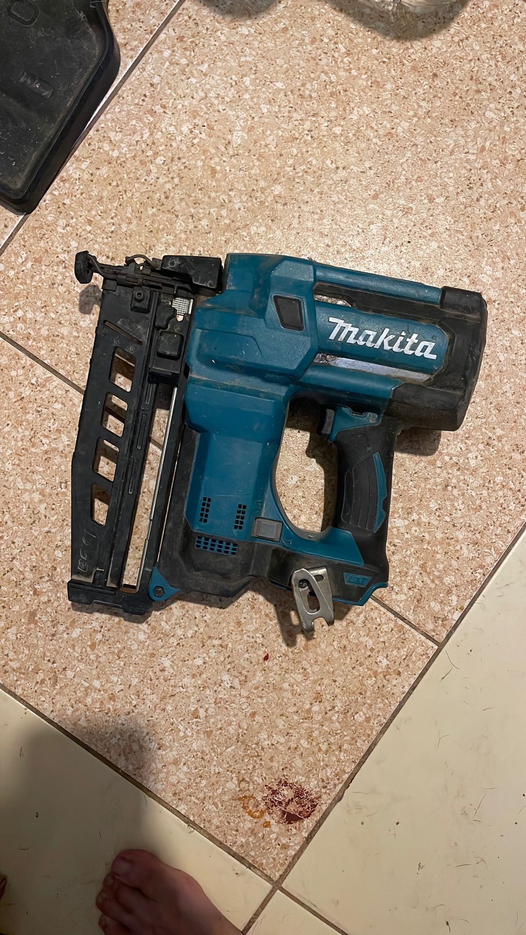 Makita XNB02 Nail gun