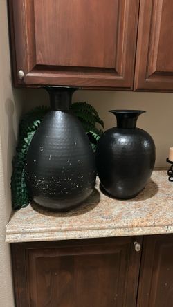 Set Of 2 Vases