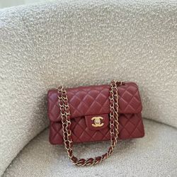 Dark red caviar classic flip-top bag, with gold hardware, quilted leather crossbody style shoulder bag
