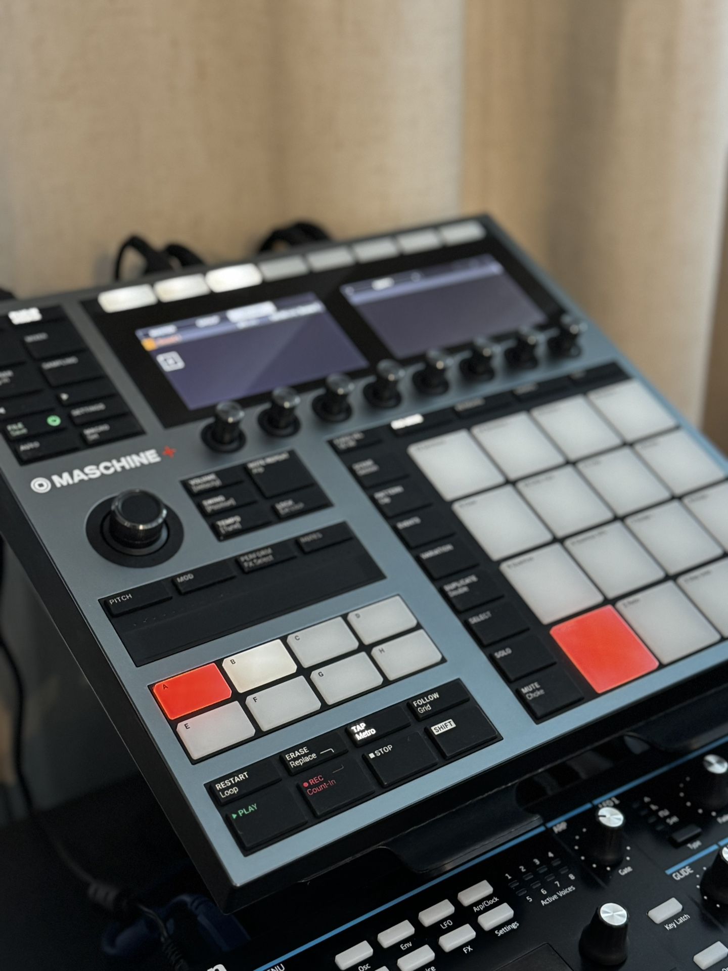 Maschine +, With Battery Pack Stand Alone Setup