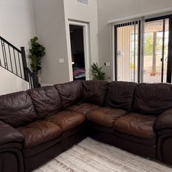 High Quality Leather Couch…very Comfortable..nothing Wrong With It Only Little Discolouration 