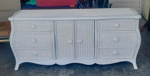 Beautiful and romantic white wicker dresser..very good condition L69xD21xH31”