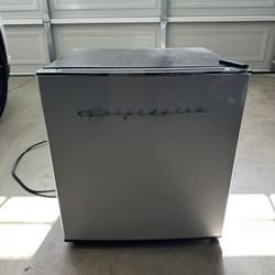 Frigidaire Mini Fridge Retro 1.6 Cu Ft
