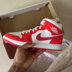 Jordan 1 Mid Habanero 
